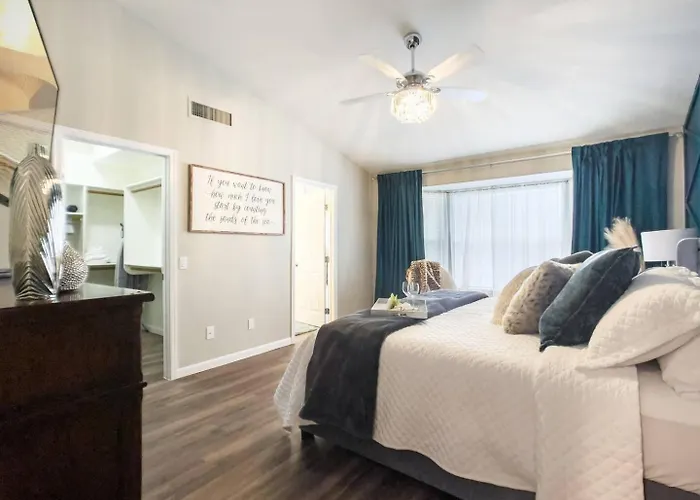 Val Vista Oasis- Gorgeous With Pool *