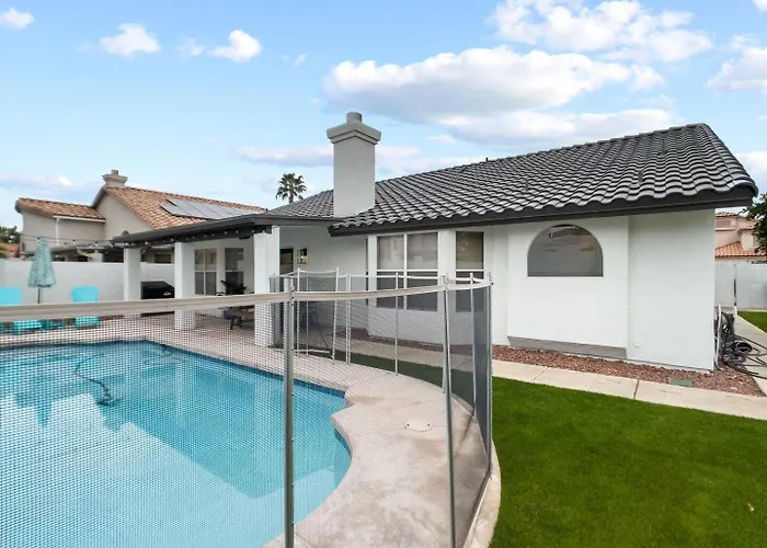 Val Vista Oasis- Gorgeous With Pool Holiday home *