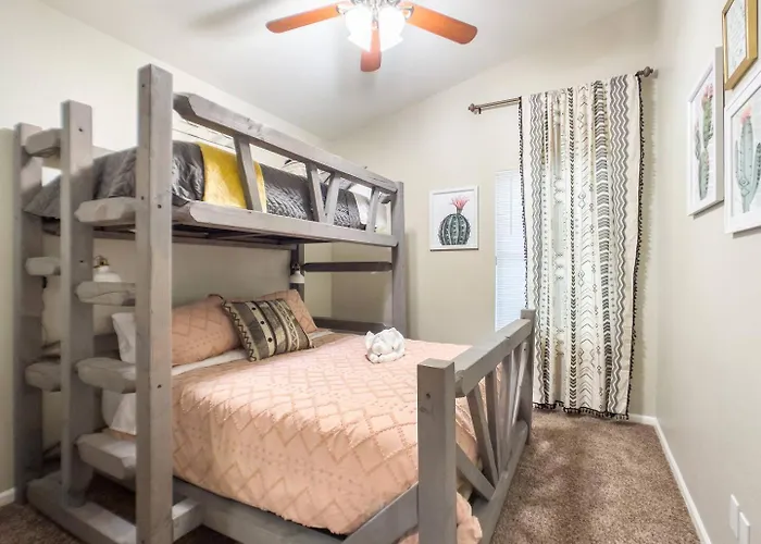 Val Vista Oasis- Gorgeous With Pool *