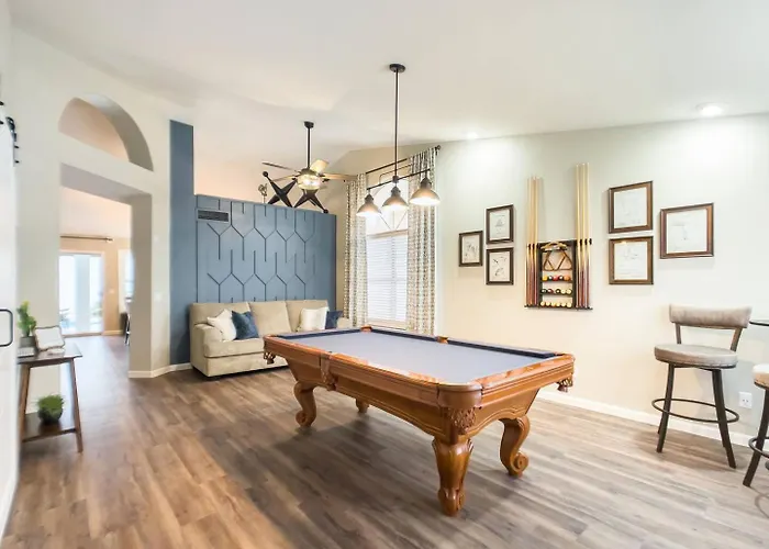 Val Vista Oasis- Gorgeous With Pool Holiday home *