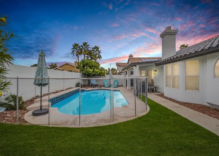 Val Vista Oasis- Gorgeous With Pool Holiday home *