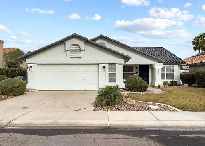 Val Vista Oasis- Gorgeous With Pool Holiday home