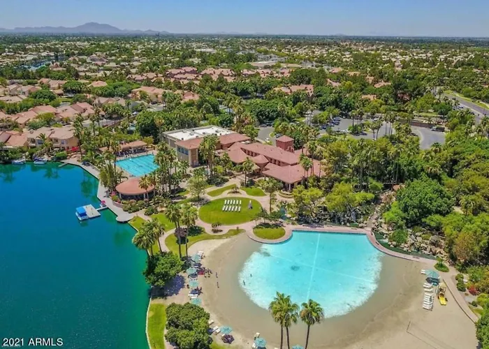 Val Vista Oasis- Gorgeous With Pool Holiday home *