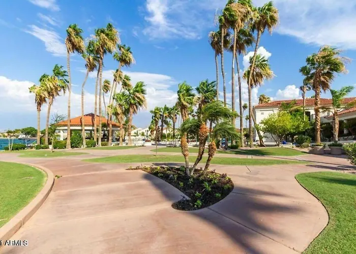 Val Vista Oasis- Gorgeous With Pool Holiday home *